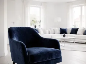Mężczyzna w modnej czapce typu beanie na tle ekspozycji różnych nakryć głowy, takich jak czapki z daszkiem i fedory.